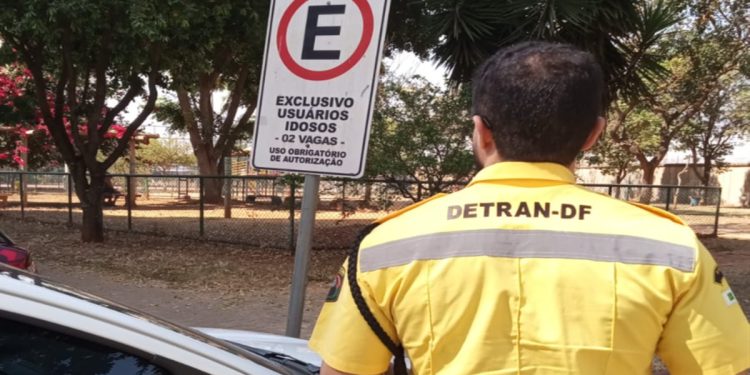 Motorista que fugiu de agentes do Detran até bater em árvore é condenado