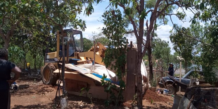 DF Legal faz derrubada em invasão alvo de grileiros no Lago Norte