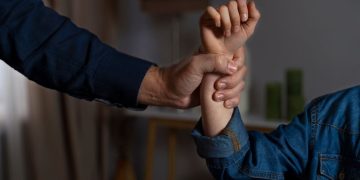 Vizinho armado com faca invade casa, ameaça mulher e a estupra no DF