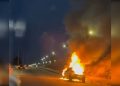 Carro fica destruído após pegar fogo e assusta motoristas no DF