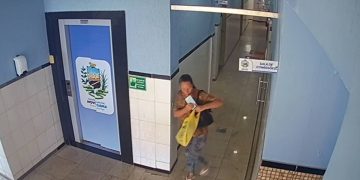Ladra invade gabinete de político e comete furto em 15 segundos
