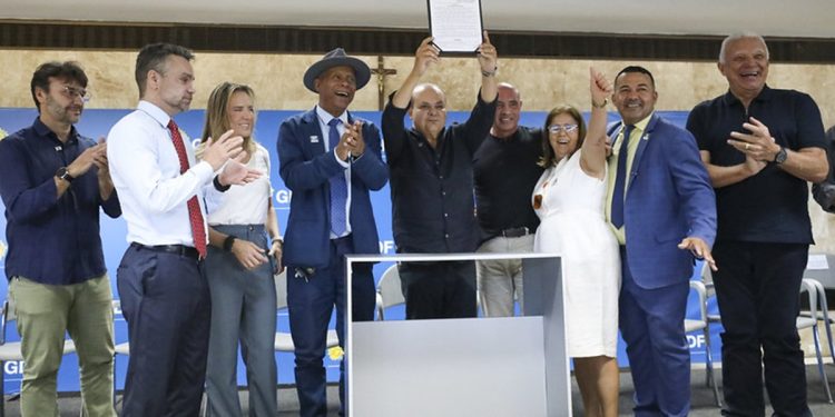 Ibaneis sanciona lei que muda regras de uso quiosques e trailers no DF