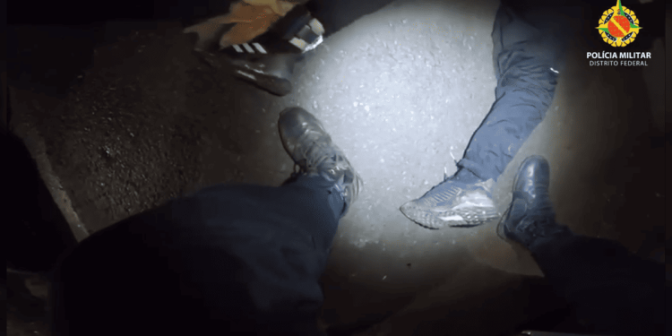 Homem com tornozeleira faz manobras perigosas e é preso pela PMDF