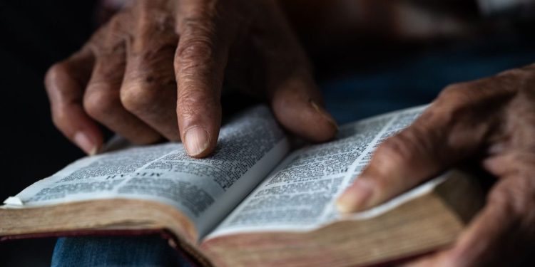 Pastor estupra enteadas gêmeas e é preso no Rio de Janeiro