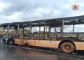 Ônibus escolar pega fogo e fica destruído às margens de rodovia do DF