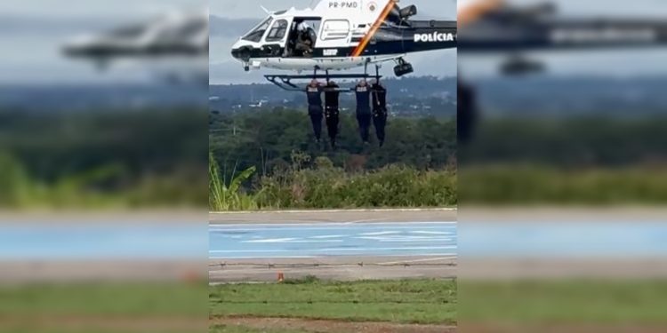 “Treino de guerra” chama atenção com PMs do DF pendurados em aeronave