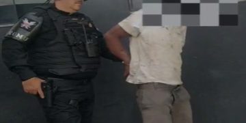 Homem pula muro pelado e tenta abusar de mãe e filha de 1 ano