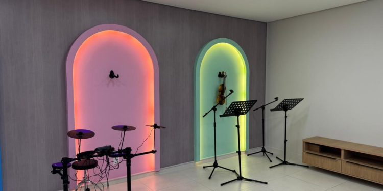 Ação social oferece aulas de música para jovens em tratamento no HCB