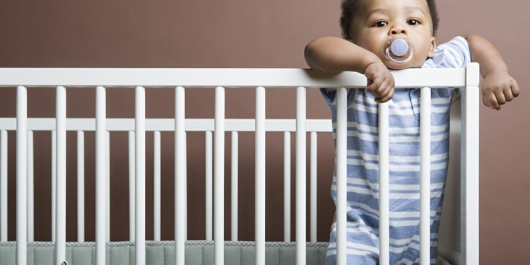 Prós e contras da chupeta: entenda como o hábito afeta a saúde do bebê