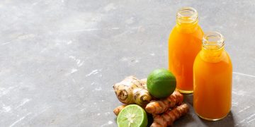 Shot de limão com cúrcuma: nutróloga conta os benefícios da bebida