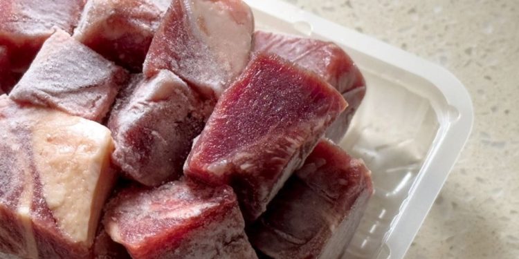 Após vender carne azul e fedorenta, supermercado indeniza cliente