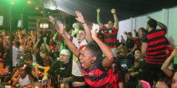 Flamenguistas comemoram título da Libertadores em Brasília