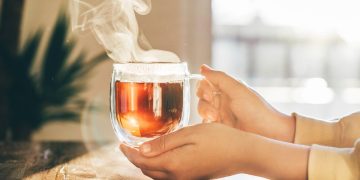 Chás para curar a insônia: nutri lista 6 ervas que melhoram seu sono