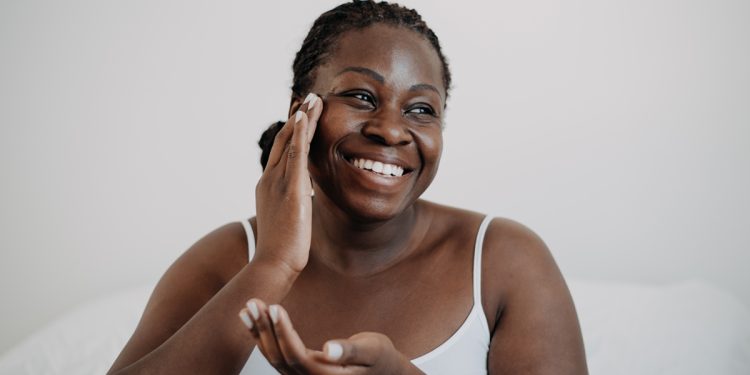 Dermatologista lista 7 alimentos simples que transformam a sua pele