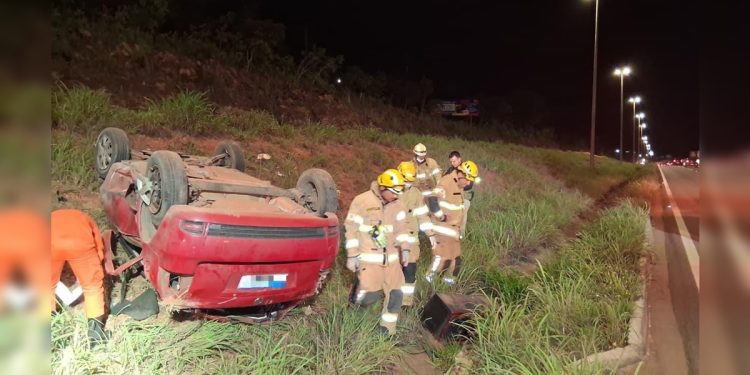 Capotamento na BR-070 deixa motorista morto e passageira ferida