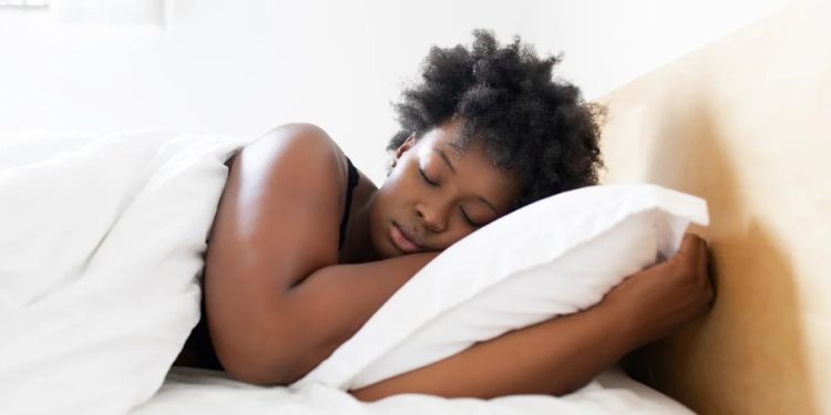 Qualidade do sono é pior entre mulheres pretas e pardas, afirma estudo