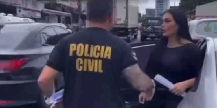 Blogueira que viralizou após beijar arma durante ceia de Natal é presa em academia