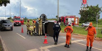 Caminhonete capota e motorista fica preso dentro de veículo no DF
