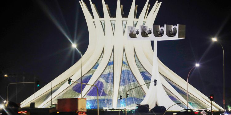 Catedral de Brasília fica no escuro após ser alvo de vandalismo