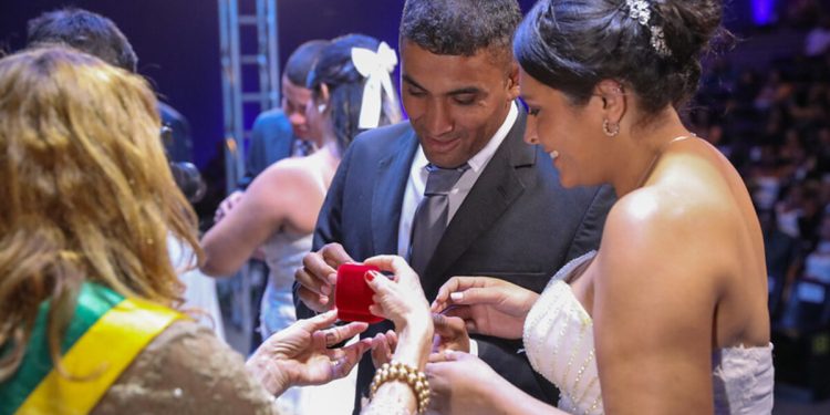 Cem casais oficializam a união na 4ª edição do Casamento Comunitário