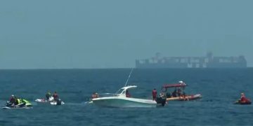 Câmera flagra momento exato da queda de avião no mar de Copacabana