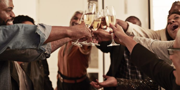 Remédio para prevenir ressaca? Saiba o que funciona antes do brinde
