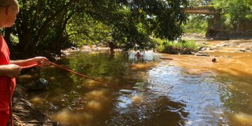 Homem morre afogado após escorregar em beira de rio e cair na água