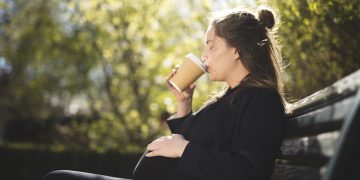 Cafeína e grávidas: exposição precoce pode causar alterações em bebês?