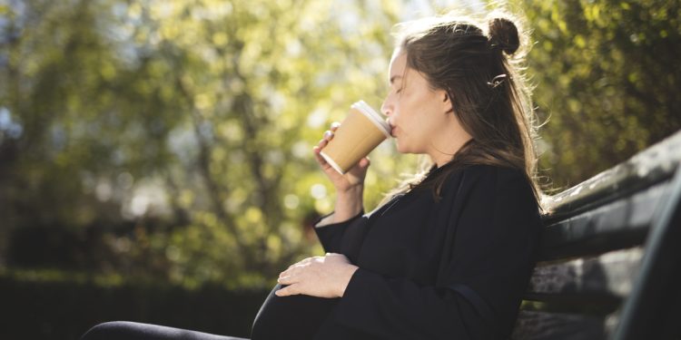 Cafeína e grávidas: exposição precoce pode causar alterações em bebês?