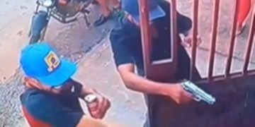 Dupla mata mulher em casa durante o Natal com lata de cerveja na mão