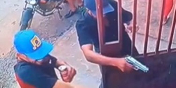 Dupla mata mulher em casa durante o Natal com lata de cerveja na mão