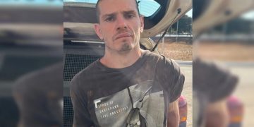 Homem que espancou primo de 7 anos e tio é condenado a 26 anos