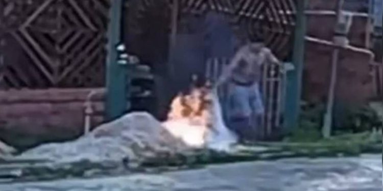 Ataque brutal: homem põe fogo na esposa e na filha com gasolina
