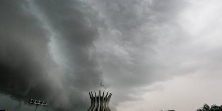 Risco de chuva no Ano-Novo: Inmet lança alerta laranja de tempestades