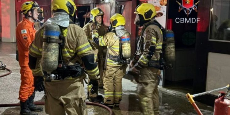 Restaurante pega fogo no DF na véspera de Natal