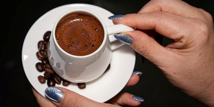 Estudo indica que tomar café reduz envelhecimento celular. Veja quanto