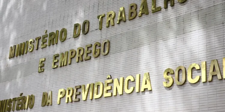 Auditores fiscais paralisam atividades após ministro fragilizar combate a trabalho escravo