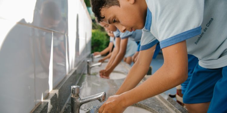 Longe do básico, 830 mil alunos seguem sem acesso a água potável em escolas