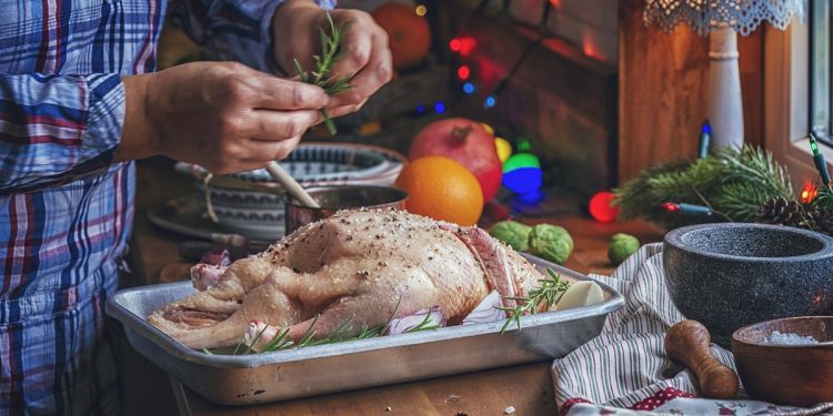 Fim de ano: alta de infecções pode estar ligada a preparos na cozinha