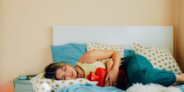 Cólica menstrual intensa na adolescência eleva risco de dor crônica