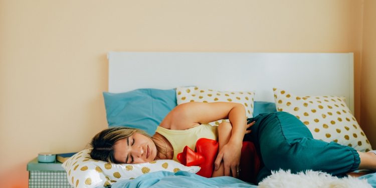 Cólica menstrual intensa na adolescência eleva risco de dor crônica