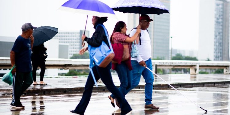 Após chuva intensa na sexta (5), DF segue em alerta laranja