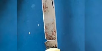 Filho esfaqueia pai de 82 anos e vizinhos prendem agressor no poste