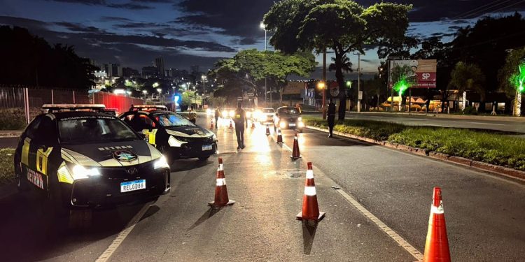 Bêbado resiste a abordagem, leva tiro de taser e foge a pé de blitz