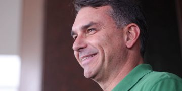 Deputada mais votada do DF apoia Flávio Bolsonaro: “Estamos juntos”