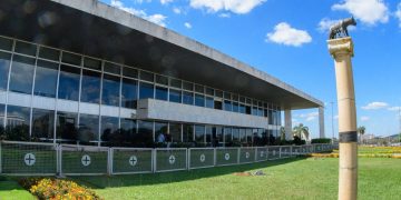 Ibaneis sanciona lei que concede folga a servidores no aniversário