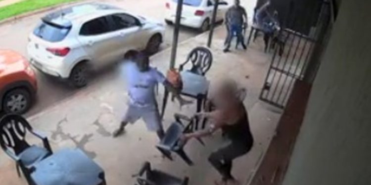 Homem esfaqueia travesti pelas costas em bar no Entorno do DF