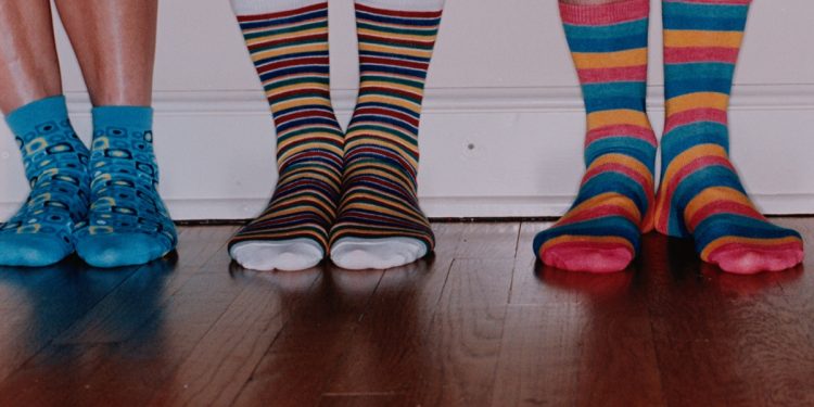 Microbiologista explica por que não usar de novo as meias sujas