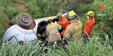Motorista fica preso às ferragens após acidente com carreta na DF-290