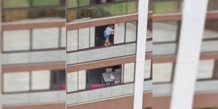 Em pé na janela: mulher arrisca a vida ao limpar vidro em Águas Claras